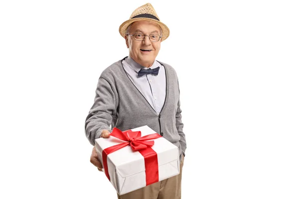 Maturo Uomo Dando Regalo Isolato Sfondo Bianco — Foto Stock