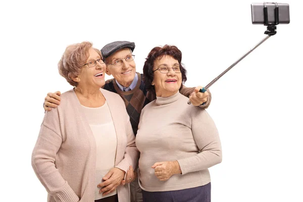 Idosos Tirando Uma Selfie Com Uma Vara Isolada Fundo Branco — Fotografia de Stock