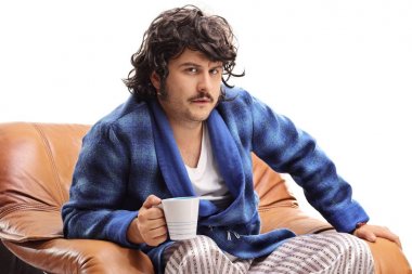 Beyaz arka plan üzerinde izole bir koltuk oturan bir fincan ile huysuz adam