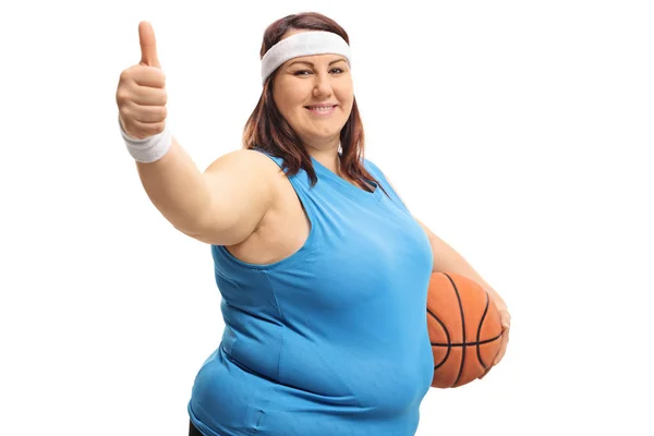 Mujer Con Sobrepeso Con Una Pelota Baloncesto Haciendo Gesto Pulgar — Foto de Stock