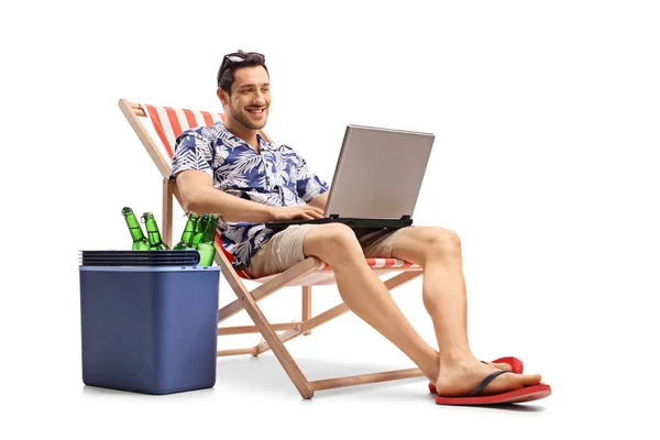 Turista Com Laptop Sentado Uma Cadeira Praia Lado Uma Caixa — Fotografia de Stock