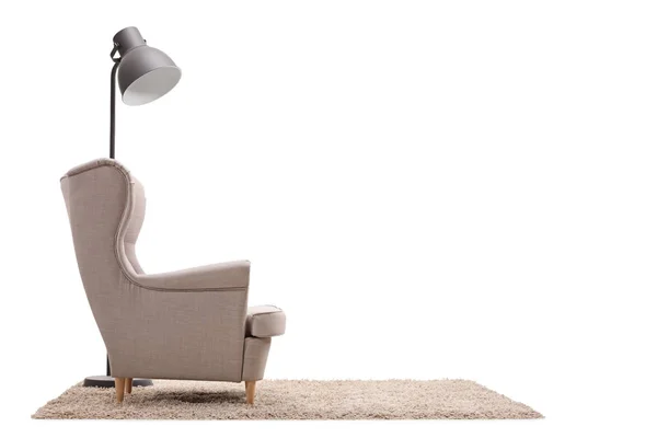 Sessel Und Eine Lampe Auf Einem Teppich Isoliert Auf Weißem — Stockfoto