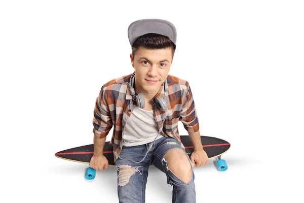 Teenage Hipster Sitter Longboard Och Tittar Kameran Isolerad Vit Bakgrund — Stockfoto