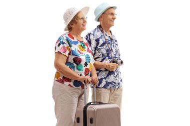 Beyaz arka plan üzerinde izole bavulla yaşlı turistler