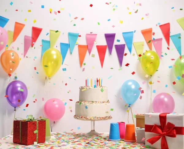 Tort Urodzinowy Stole Pod Ścianą Flagi Ozdoba Balony — Zdjęcie stockowe