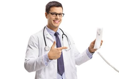 Beyaz arka plan üzerinde bir telefon tutarak ve işaret izole doktor
