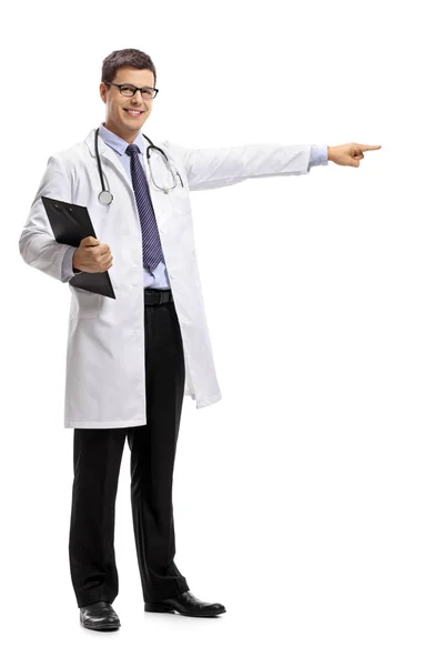 Retrato Completo Médico Con Portapapeles Apuntando Aislado Sobre Fondo Blanco — Foto de Stock