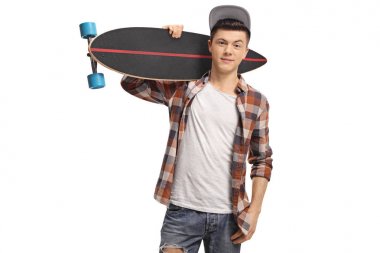 Beyaz arka plan üzerinde izole bir longboard tutan genç yenilikçi