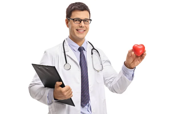 Dokter Holding Een Klembord Een Hart Geïsoleerd Witte Achtergrond — Stockfoto