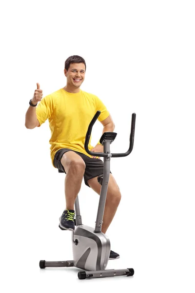 Ung Man Utövar Cross Trainer Maskin Och Göra Tummen Upp — Stockfoto