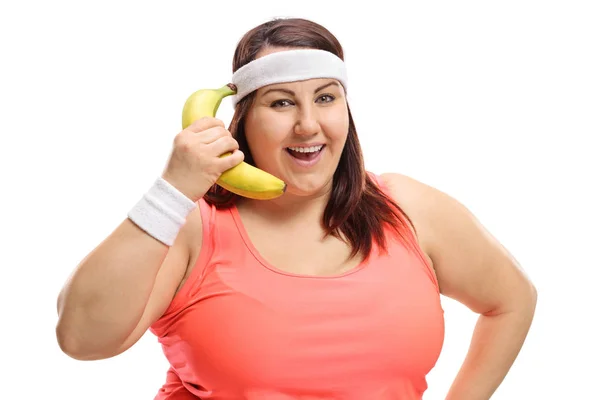 Избыточный Вес Женщины Использующей Банан Качестве Телефона Изолированы Белом Фоне — стоковое фото