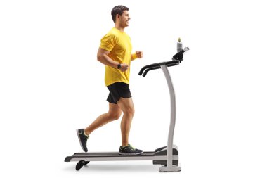 Beyaz arka plan üzerinde izole bir koşu bandı üzerinde çalışan genç bir adam tam uzunlukta profil vurdu