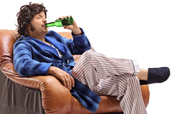 Hombre Sentado Sillón Cuero Tomando Una Cerveza Aislada Sobre Fondo — Foto de Stock