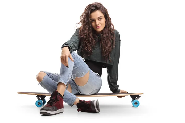 Skater Meisje Zittend Een Longboard Geïsoleerd Witte Achtergrond — Stockfoto
