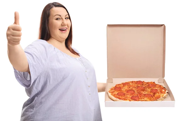 Donna Sovrappeso Che Tiene Una Scatola Pizza Segno Pollice Isolato — Foto Stock