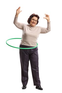 Yaşlı bir kadın beyaz arka plan üzerinde izole bir çember ile tam uzunlukta portresi