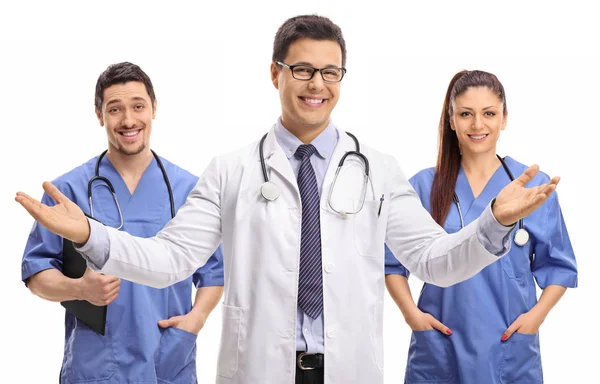 Equipe Médica Médicos Olhando Para Câmera Sorrindo Isolado Fundo Branco — Fotografia de Stock