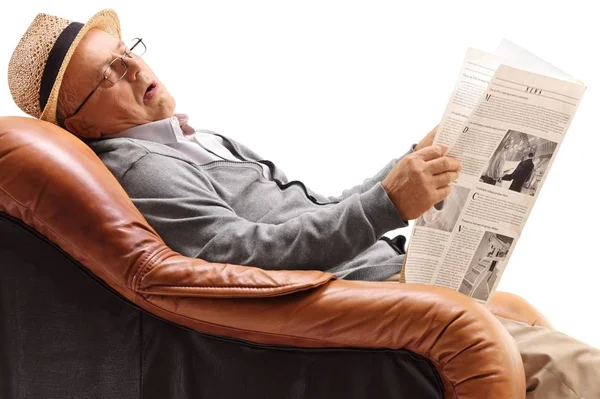 Äldre Man Med Tidning Och Sover Fåtölj Som Isolerad Vit — Stockfoto