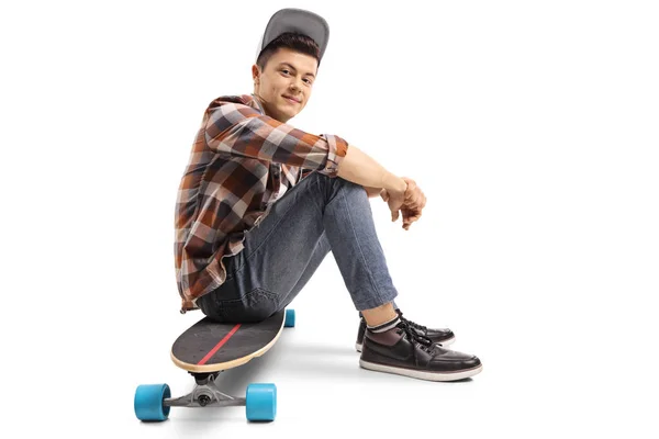 Teenage Bruslař Chlapec Sedí Longboard Izolovaných Bílém Pozadí — Stock fotografie