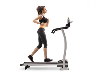 Beyaz arka plan üzerinde izole bir koşu bandı üzerinde çalışan bir genç fitness kadının tam uzunlukta profil vurdu