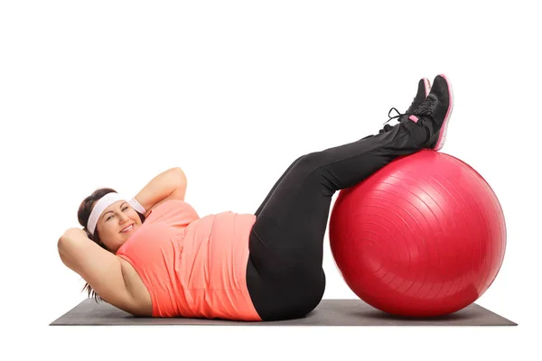 Overgewicht Vrouw Doen Crunches Een Oefening Mat Geïsoleerd Witte Achtergrond — Stockfoto