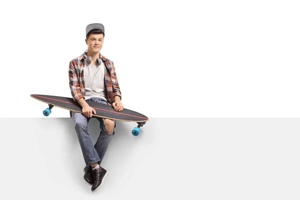 Teenage Bruslař Longboard Sedí Panelu Izolovaných Bílém Pozadí — Stock fotografie