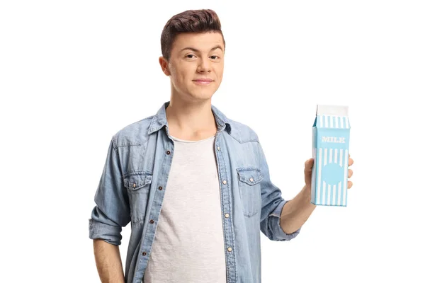 Tonårspojke Holding Ett Mjölkpaket Som Isolerad Vit Bakgrund — Stockfoto