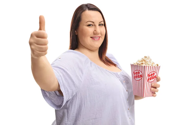 Übergewichtige Frau Mit Popcorn Die Auf Weißem Hintergrund Eine Daumen — Stockfoto