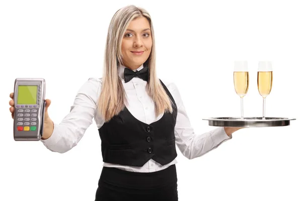 Kelnerka Trzymając Terminali Płatniczych Tacy Dwóch Kieliszków Wina Białym Tle — Zdjęcie stockowe
