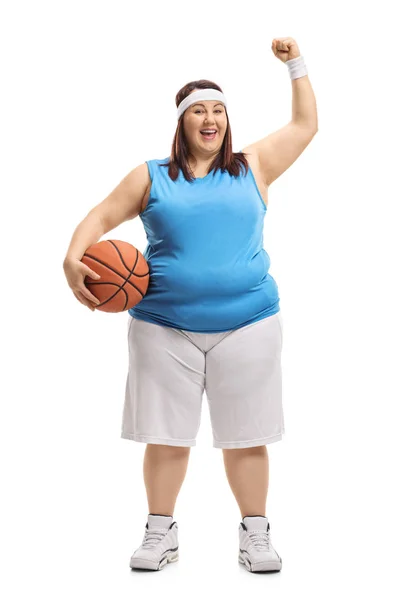 一个超重女子的全长肖像持有篮球和手势的幸福隔绝在白色背景上 — 图库照片