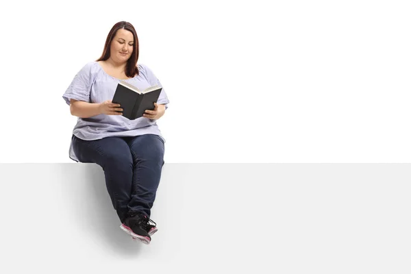 Overweight Woman Sitting Panel Reading Book Isolated White Background — Stock Photo, Image