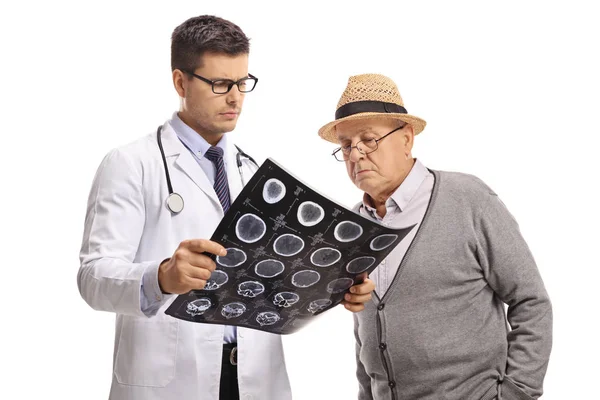 Arzt Und Ein Älterer Patient Betrachten Ein Röntgenbild Isoliert Auf — Stockfoto