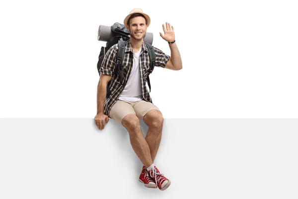 Turista Sentado Painel Acenando Para Câmera Isolada Fundo Branco — Fotografia de Stock