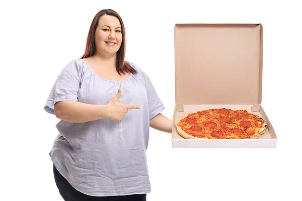 Избыточный Вес Женщина Держит Пиццу Указывая Изолированные Белом Фоне — стоковое фото
