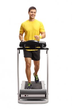 Beyaz arka plan üzerinde izole bir koşu bandı üzerinde çalışan bir adam portresi tam uzunlukta