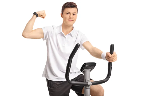 Tonårspojke Ridning Motionscykel Och Muskelbygge Hans Biceps Isolerad Vit Bakgrund — Stockfoto