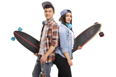 Genç patenciler ile longboards sırtlarına beyaz arka plan üzerinde izole birbirlerine karşı ile