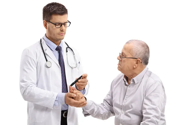 Arzt Misst Den Blutzuckerspiegel Eines Älteren Patienten Mit Einem Auf — Stockfoto