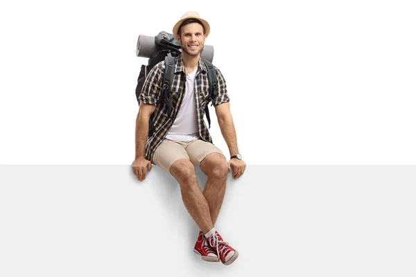 Turist Sitter Panel Och Tittar Mot Kameran Isolerad Vit Bakgrund — Stockfoto