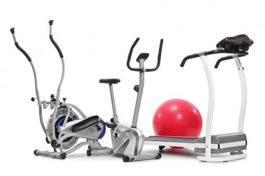 Bir pilates ve egzersiz makineler üzerinde izole beyaz arka plan top