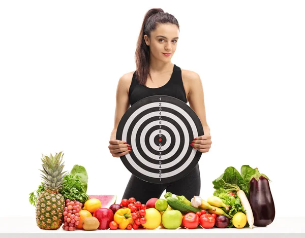 Fitness Mädchen Hält Eine Zielscheibe Hinter Einem Tisch Mit Obst — Stockfoto