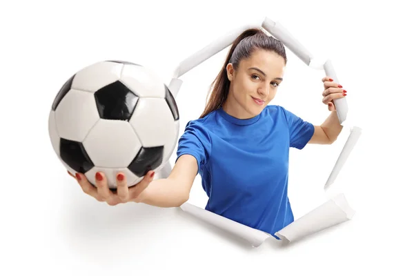 Jugadora Fútbol Femenina Rompiendo Papel Mostrando Balón Fútbol — Foto de Stock