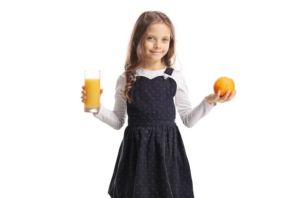 Linda Niña Sosteniendo Vaso Jugo Una Naranja Aislada Sobre Fondo —  Fotos de Stock