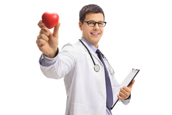 Doctor Sosteniendo Portapapeles Mostrando Corazón Aislado Sobre Fondo Blanco —  Fotos de Stock