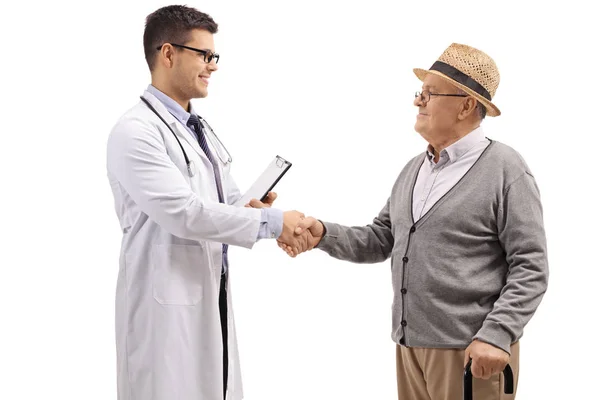 Médico Paciente Idoso Apertando Mãos Isolado Fundo Branco — Fotografia de Stock