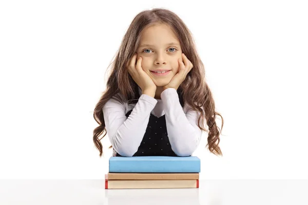 Χαριτωμένο Μικρό Κορίτσι Ακουμπά Στα Βιβλία Και Χαμογελαστός Απομονωθεί Λευκό — Φωτογραφία Αρχείου