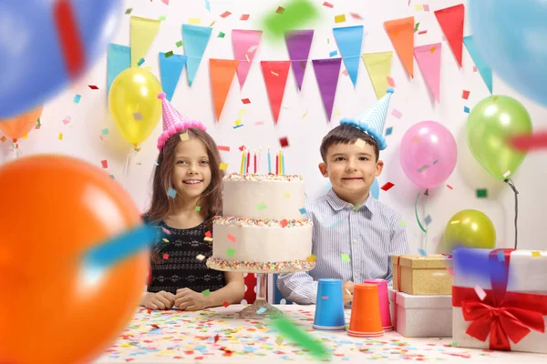 Маленький Мальчик Маленькая Девочка Шляпах Вечеринок Торт Отмечающий День Рождения — стоковое фото