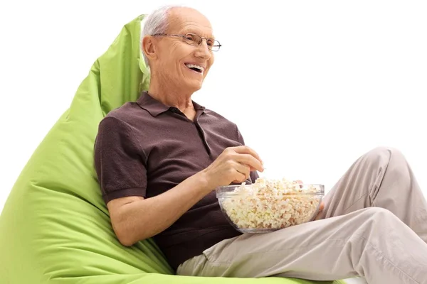 Senior Siedzący Zielony Beanbag Jedzenie Popcorn Białym Tle — Zdjęcie stockowe