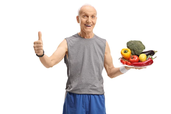 Alegre Anciano Ropa Deportiva Sosteniendo Plato Con Verduras Haciendo Gesto —  Fotos de Stock