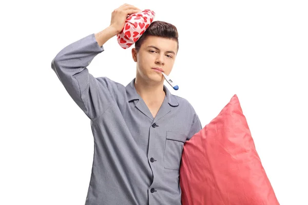 Sjuka Tonårspojke Pyjamas Håller Icepack Huvudet Och Termometer Munnen Isolerad — Stockfoto